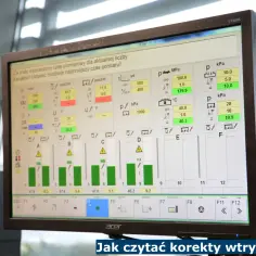 Na ekranie komputera widoczne są dane pomiarowe wtryskiwaczy, wskazujące na prawidłowe wartości. Tekst "Jak czytać korekty wtryskiwaczy" sugeruje analizę tych danych.