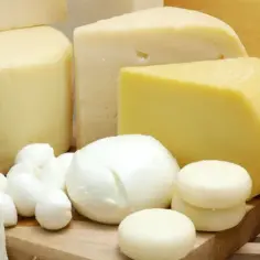 Różnorodne sery, od pleśniowego po kulki mozzarelli. Wśród nich można znaleźć najmniej kaloryczny ser, idealny dla dbających o linię.