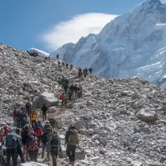Tłum turystów na kamienistym zboczu Mount Everestu. Zastanawiasz się, ile kosztuje wejście na Mount Everest? To wyprawa życia!