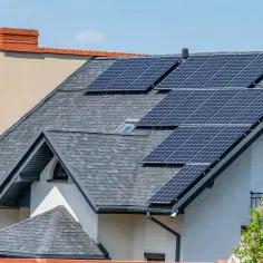 Dach z panelami fotowoltaicznymi. Nawet przy awaria prądu Tauron, słońce świeci, dając nadzieję na energię.