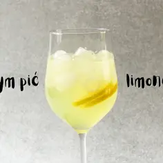 Z czym pić limoncello? Orzeźwiający drink z lodem i plasterkiem cytryny.