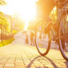 Kiedy rowerzysta może jechać po chodniku? Sprawdź zasady i wyjątki