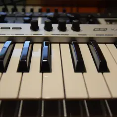 Czy keyboard to to samo co pianino? Oto kluczowe różnice, które musisz znać