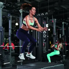 Jak wygląda trening crossfit? Odkryj tajniki intensywnych sesji