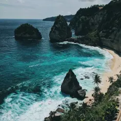 Turkusowe morze, skaliste klify i piaszczysta plaża. Marzysz o podróży? Sprawdź, ile trwa lot na Bali z Polski, by dotrzeć do tego raju.