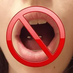 Zakaz piercingu języka, który wygląda jak **snake eye**.