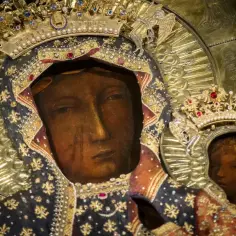 Ikona Matki Boskiej Częstochowskiej, znana jako Czarna Madonna, w bogato zdobionej sukni i koronie.