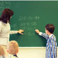 Czy nauczyciel może uczyć swoje dziecko? Poznaj zasady i kontrowersje
