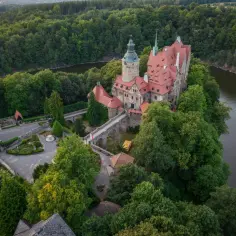 Zamek Czocha, otoczony bujną zielenią i malowniczą rzeką, to idealne miejsce na odkrywanie atrakcji w okolicy.