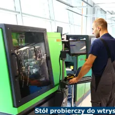 Mechanik obsługuje stół probierczy do wtryskiwaczy Bosch DCI 700, monitorując parametry na ekranie.