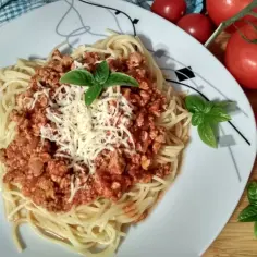 Szybkie spaghetti z przecieru - prosty przepis na pyszne danie