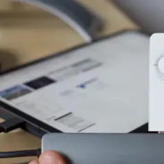 Tablet podłączony do huba USB, na którym widoczny jest biały pilot. Czy tablet ma wejście USB? Tak, dzięki hubowi.