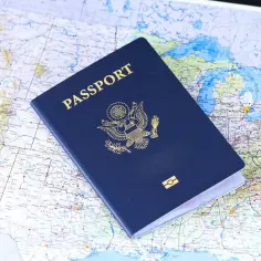 Paszport USA leży na mapie. Planujesz podróż do strefy Schengen? Sprawdź, czy w strefie Schengen trzeba mieć paszport.