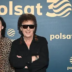 Panowie z Lady Pank, jakby wyszli prosto z lat 80., pozują na tle logo Polsat 30 lat.