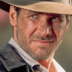 Harrison Ford w kapeluszu i skórzanej kurtce, z widocznymi śladami przygód. Wiek nie przeszkadza mu w dalszych wyprawach.