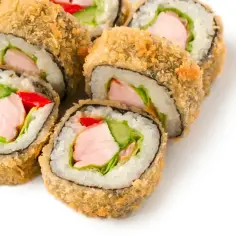 Chrupiące sushi z kurczakiem, sałatą, ogórkiem i papryką. Idealne na przekąskę.