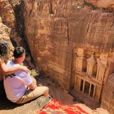 Para w Petrze, Jordania, podziwia Skarbiec. Czy jest bezpiecznie? Tak, podróżni czują się tu komfortowo.