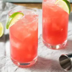 Orzeźwiający drink z passoa, lodem i plasterkiem limonki. Idealny na letnie popołudnie.