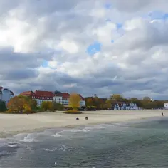 Plaża nad Bałtykiem jesienią, z hotelami i drzewami w jesiennych barwach. Właśnie wtedy, gdy powietrze jest rześkie, jest najwięcej jodu nad morzem.