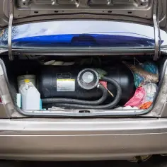 Bagażnik samochodu z zamontowanym zbiornikiem CNG. To rozwiązanie pozwala na jazdę na gaz ziemny, co jest ekologiczną alternatywą.