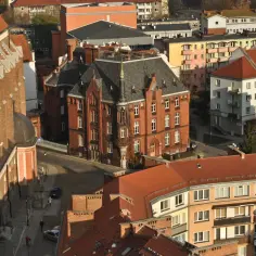Nysa oferuje urokliwe widoki na zabytkową architekturę, idealne na weekendowe zwiedzanie.