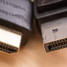 Zbliżenie na wtyczki HDMI i DisplayPort, pokazujące różnice w ich budowie.