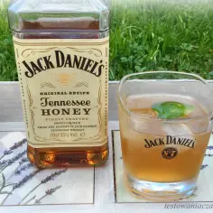 Jack Daniel's Honey z czym pić? Idealny drink z lodem i plasterkiem limonki.