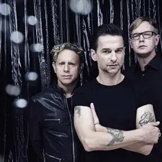 Trzech członków Depeche Mode pozuje na tle czarnej, błyszczącej kurtyny. Ich muzyka, jak te utwory, jest ikoniczna.