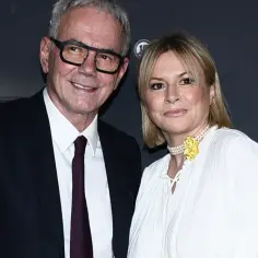 Monika Janowska i jej partner na ściance. Wiek nie jest widoczny, ale oboje wyglądają elegancko.