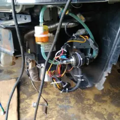 Podczas montażu **Volvo S60 Webasto** widać elementy układu paliwowego i elektrycznego.