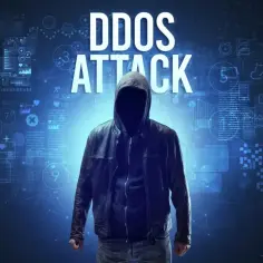 Anonimowa postać w kapturze i skórzanej kurtce, symbolizująca atak DDoS, na tle cyfrowych danych i wykresów.