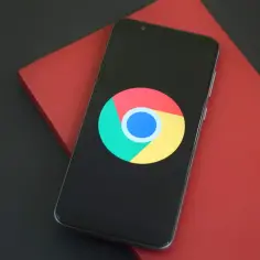 Telefon z Androidem i logo Chrome. Czyste przeglądanie bez reklam dzięki adblock.
