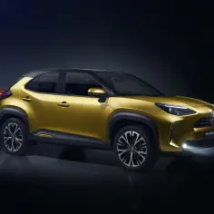 Złoty Toyota Yaris Cross Hybrid 2025 z czarnym dachem, prezentujący nowoczesny design i hybrydowy napęd.