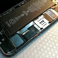 Wymieniona bateria w iPhonie 7 Plus, widok wnętrza telefonu.