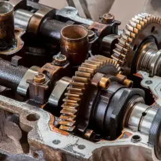 Widok mechanizmu rozrządu silnika z widocznymi zębatkami i wałkami. Uszkodzony zawór zmiennych faz rozrządu objawy mogą być trudne do zdiagnozowania.