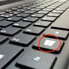 Klawisz Windows na klawiaturze laptopa. Naciśnij go, aby dowiedzieć się, jak zrobić zrzut ekranu.