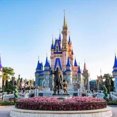 Zamek Kopciuszka w Disneylandzie na Florydzie, z posągiem Walta Disneya i Myszki Miki.