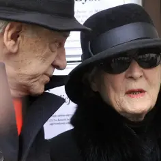 Irena Santor i jej mąż, w eleganckich kapeluszach, w smutku.