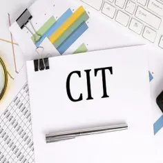 Dokument z napisem "CIT", lupa, kalkulator, klawiatura i wykresy.