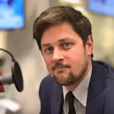 Jan Chmielewski, aktor, w studiu radiowym. Jego biografia to fascynująca podróż przez świat sztuki.
