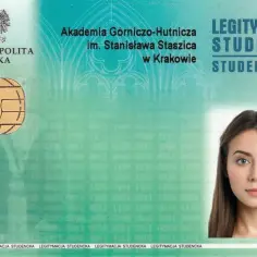 Zdjęcie do legitymacji studenckiej AGH w Krakowie. Widoczna twarz młodej kobiety, godło Polski i chip.
