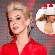 Bogna Sworowska w czerwonej kreacji obok swojego zdjęcia z sesji dla Playboya.