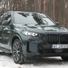 Zielony BMW X5 2025 na śniegu, gotowy na zimowe wyzwania.