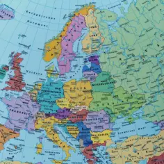 Mapa Europy pokazuje, z kim graniczą Niemcy: Danię, Polskę, Czechy, Austrię, Szwajcarię, Francję, Luksemburg, Belgię i Holandię.