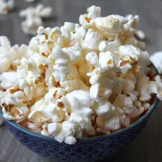 Czy w ciąży można jeść popcorn? Bezpieczne przekąski w ciąży