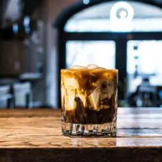 Rosyjskie drinki: odkryj smaki White Russian i Black Russian