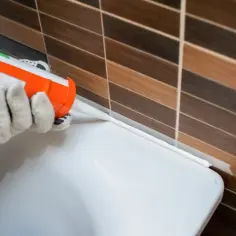 Czym wypełnić przestrzeń między wanną a ścianą, aby uniknąć pleśni?