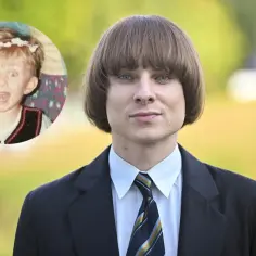 Ralph Kaminski bez peruki, z dziecięcym zdjęciem w tle.