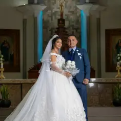 Para młoda w kościele. Zastanawiasz się, ile kosztuje ślub w kościele?