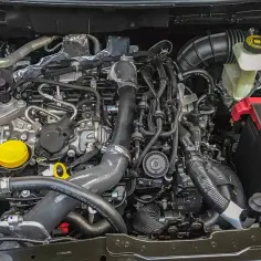 Silnik 1.3 tce z widocznymi przewodami, turbosprężarką i zbiorniczkiem płynu.